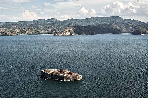 Fort_Drum_photo_00_s.jpg