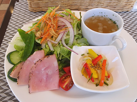 Lunch_R050302_02.jpg
